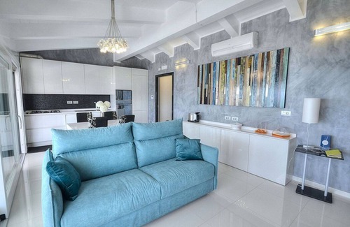 Agropoli Apartment | Suite Naomi: A modern and graceful apartment that is part of a villa which faces the sun and the sea, with Free WI-FI.