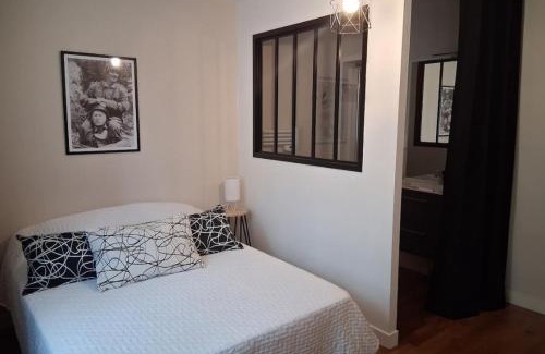Parthenay Apartment | Suite parentale et cuisine