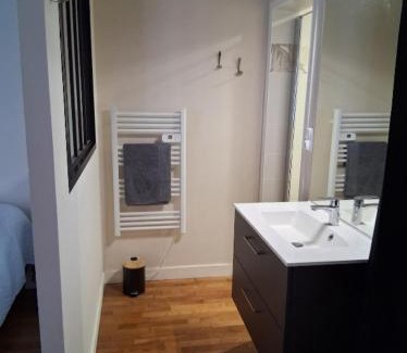 Parthenay Apartment | Suite parentale et cuisine