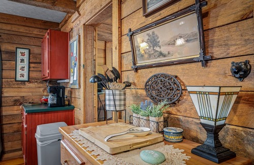 Mentone Cabin | Suite Retreat-fireplace, hot tub, & fire pit