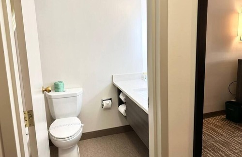 Cedar Rapids - Iowa City House | Suite w/ 2 beds & private bath