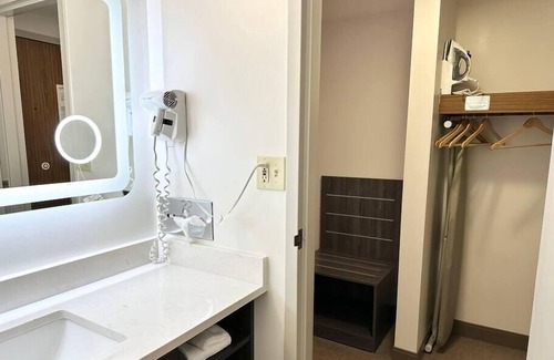 Cedar Rapids - Iowa City House | Suite w/ 2 beds & private bath