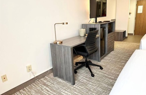 Cedar Rapids - Iowa City House | Suite w/ 2 beds & private bath