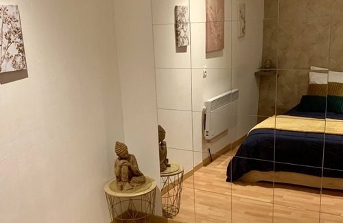 Altviller Apartment | Suite with cinema room and private spa