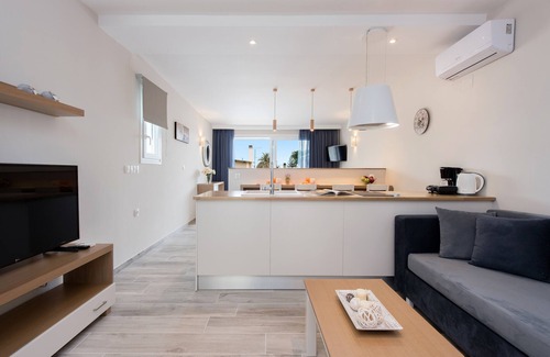Perama Apartment | Suite with private pool