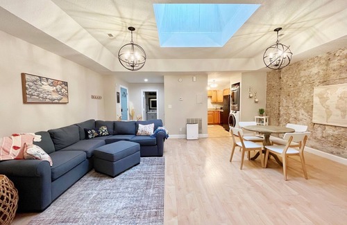Oread Apartment | #SuiteDreamsLawrence - Historic Downtown Loft - sleeps up to 6!