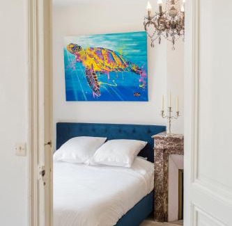 Charleville-Mezieres Apartment | Suites Mana - Bleu Pacifique - Vue sur Place Ducale avec Parking privé inclus