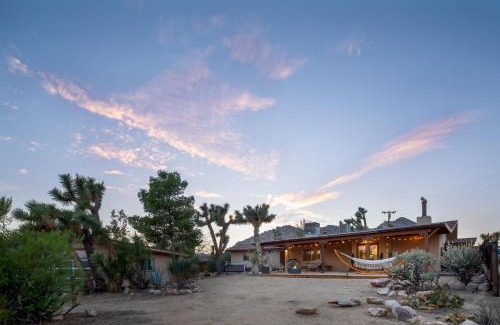 Monument Manor House | Sukha Life Retreat - Beautiful Views, Close to JTNP withHot Tub! home