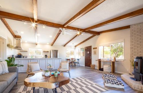 Monument Manor House | Sukha Life Retreat - Beautiful Views, Close to JTNP withHot Tub! home