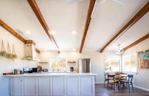 Monument Manor House | Sukha Life Retreat - Beautiful Views, Close to JTNP withHot Tub! home
