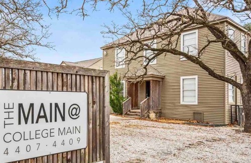 Northgate Apartment | Sully's Loft:Walk to A&M-Comfy King Bed-Cool Style