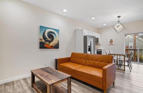 Evansville Apartment | Summer at The Golden Goose including King Bed, Parking, Security and Laundry