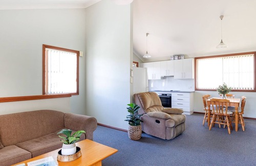 Mollymook Apartment | Summer Breeze - Mollymook beach hut only minutes to the beach