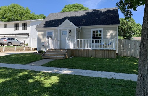 Clear Lake House | Summer Breeze - Newly Remodeled Quaint Home - 7 blocks from beach