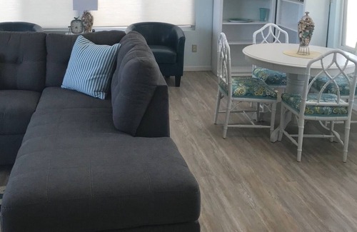 Perham House | SUMMER BREEZE on crystal clear Paul Lake