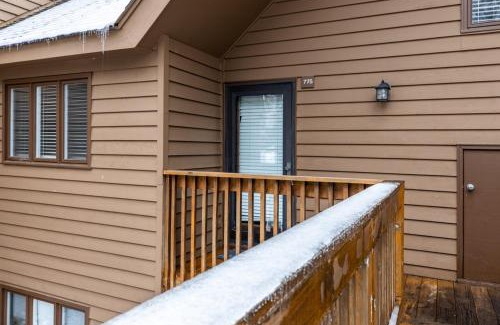 Wintergreen House | Summer Condo Pool Access Walk To Wintergreen