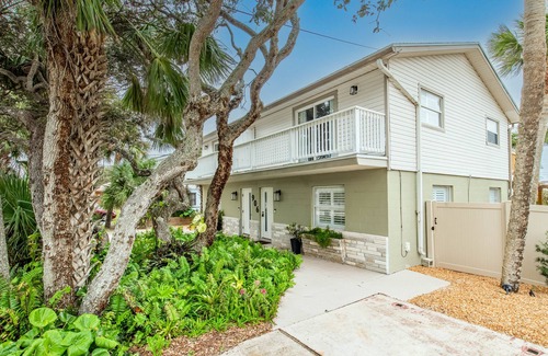 New Smyrna Beach House | <:>< SUMMER/FALLn DEALS COZY-UPSCALE, WALK 2 BEACH/FLAGLER AVE, FENCED