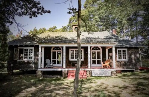 Leeds and the Thousand Islands Cottage | Summer family cottage in the beautiful Thousand Islands - Gananoque!