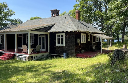 Leeds and the Thousand Islands Cottage | Summer family cottage in the beautiful Thousand Islands - Gananoque!
