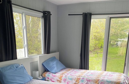 Zurich Cottage | Summer fun at Brayview Cottage- 2 min walk to private beach!