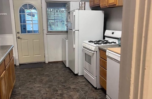 Superior House | Summer Fun in Duluth or Superior! 3bd 1bath. Dog friendly