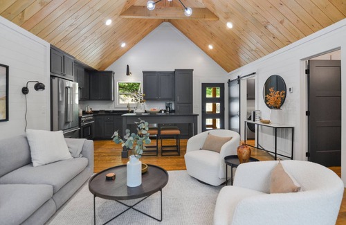 Cherry Log Cabin | Summer Fun - Relax in Style – Luxe Retreat w/Hot Tub & King Comfort