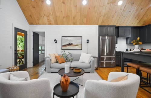 Cherry Log Cabin | Summer Fun - Relax in Style – Luxe Retreat w/Hot Tub & King Comfort