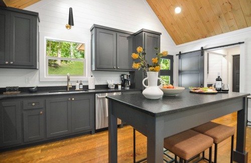 Cherry Log Cabin | Summer Fun - Relax in Style – Luxe Retreat w/Hot Tub & King Comfort
