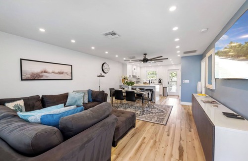 Pineapple Grove Arts District Apartment | ☀️Summer Getaway 🌺 Pool Spa Steps to Atlantic