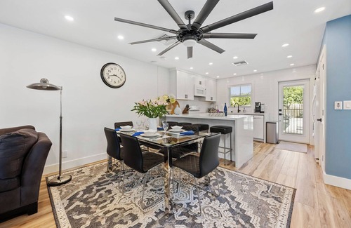 Pineapple Grove Arts District Apartment | ☀️Summer Getaway 🌺 Pool Spa Steps to Atlantic