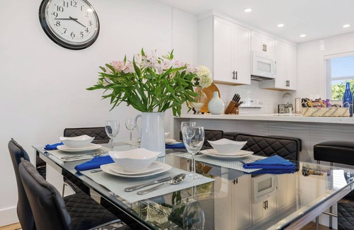 Pineapple Grove Arts District Apartment | ☀️Summer Getaway 🌺 Pool Spa Steps to Atlantic