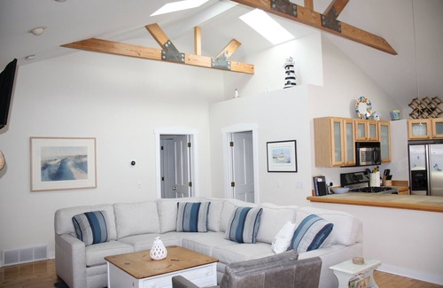 Lakeside Cottage | Summer Getaways Still Available! Short walk to a private beach!