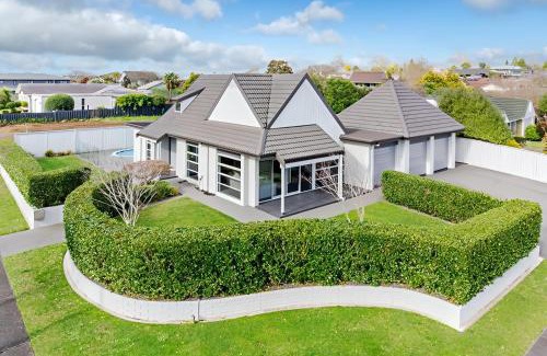 Hamilton House | Summer Holiday 4 bedrooms house in Hamilton with pool and spa