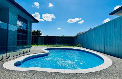 Hamilton House | Summer Holiday 4 bedrooms house in Hamilton with pool and spa