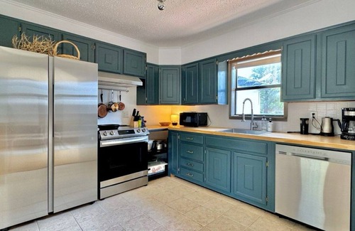 Marfa House | Summer House: 3-bedroom with WiFi, AC in Marfa