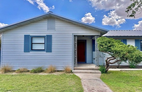 Marfa House | Summer House: 3-bedroom with WiFi, AC in Marfa