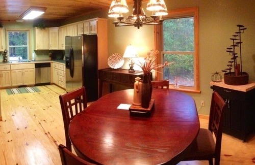 Bonnerdale Cabin | Summer, in a Ouachita Mt cabin, close to lake crystal digging, hiking, biking