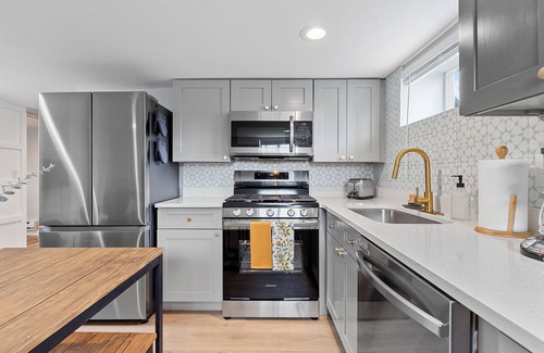 Clayton Apartment | Summer in the Heart of Denver, Stylish 2Bd/1Ba apartment close to everything!