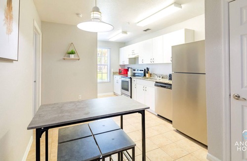 New Port Richey Apartment | Summer Lakes 15 Min from Beach | Laptop Workspace!