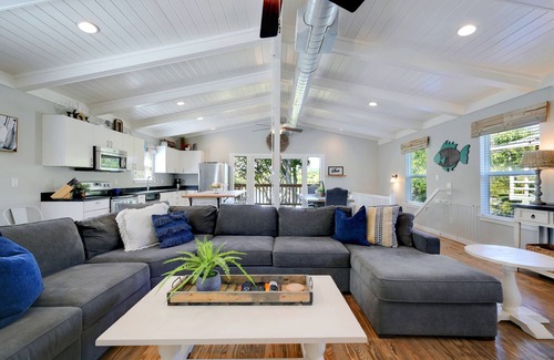 Burnet House | SUMMER READY NEW TIKI BAR - HUGE DOCK, Rope Swing Open Water nCozy and updated