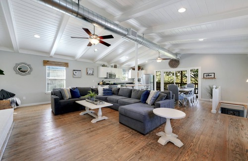 Burnet House | SUMMER READY NEW TIKI BAR - HUGE DOCK, Rope Swing Open Water nCozy and updated