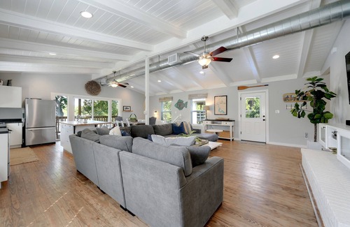 Burnet House | SUMMER READY NEW TIKI BAR - HUGE DOCK, Rope Swing Open Water nCozy and updated