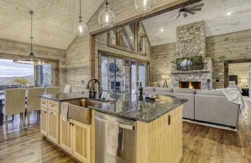 Mineral Bluff Cabin | Summer Retreat | 5 Kings, Heated Pool, Hot Tub, Playground & Views