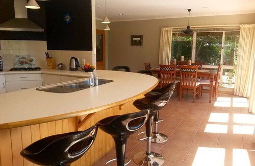 Springlands Cottage | Summer Retreat - Blenheim Holiday Home