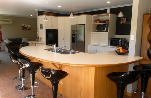 Springlands Cottage | Summer Retreat - Blenheim Holiday Home