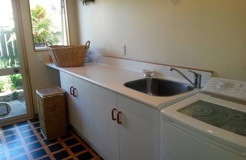 Springlands Cottage | Summer Retreat - Blenheim Holiday Home