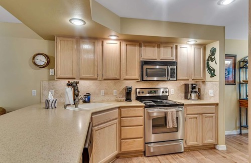 Table Rock Condo | Summer Vacation: 2bd/2ba 100% Comfort: Cozy & Clean plus Golf, Swim, Fish