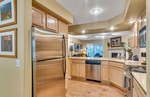 Table Rock Condo | Summer Vacation: 2bd/2ba 100% Comfort: Cozy & Clean plus Golf, Swim, Fish