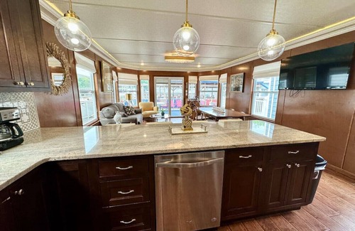 Somerset Boat Rental | Summersun- Lee’s Ford Marina