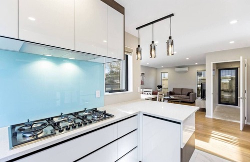 Mount Roskill House | Summit Crest Townhouse with Parking and Air-con